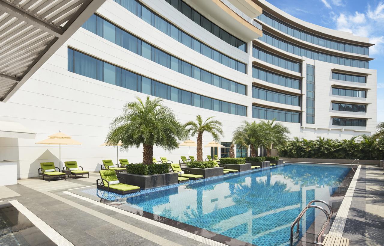 Taj Swarna, Amritsar Hotell Exteriör bild The pool at the hotel