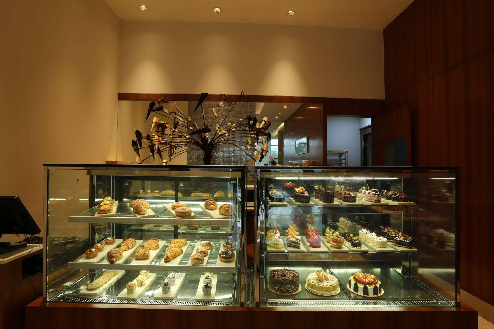 Taj Swarna, Amritsar Hotell Exteriör bild A pastry display case