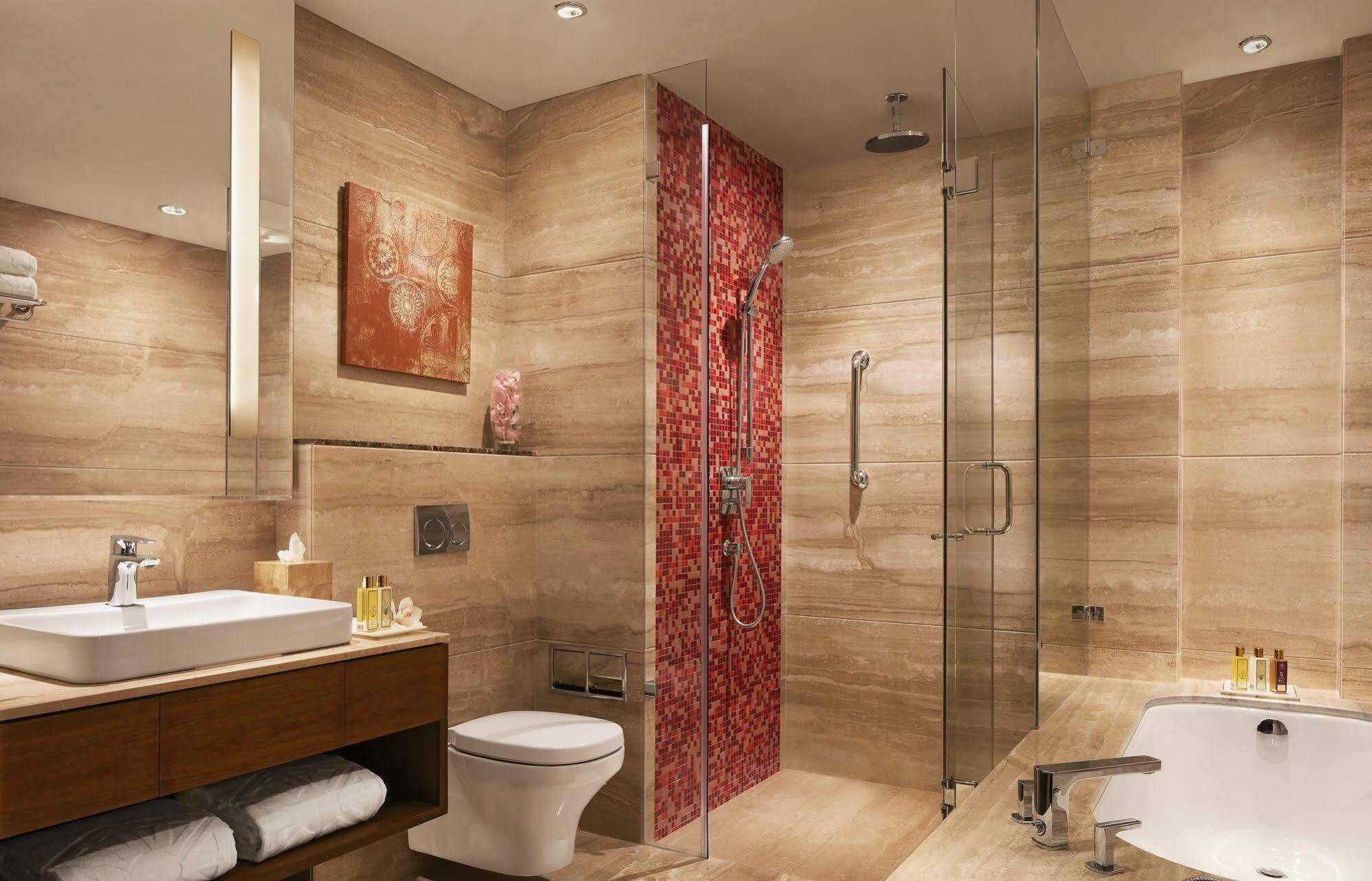 Taj Swarna, Amritsar Hotell Exteriör bild A modern bathroom