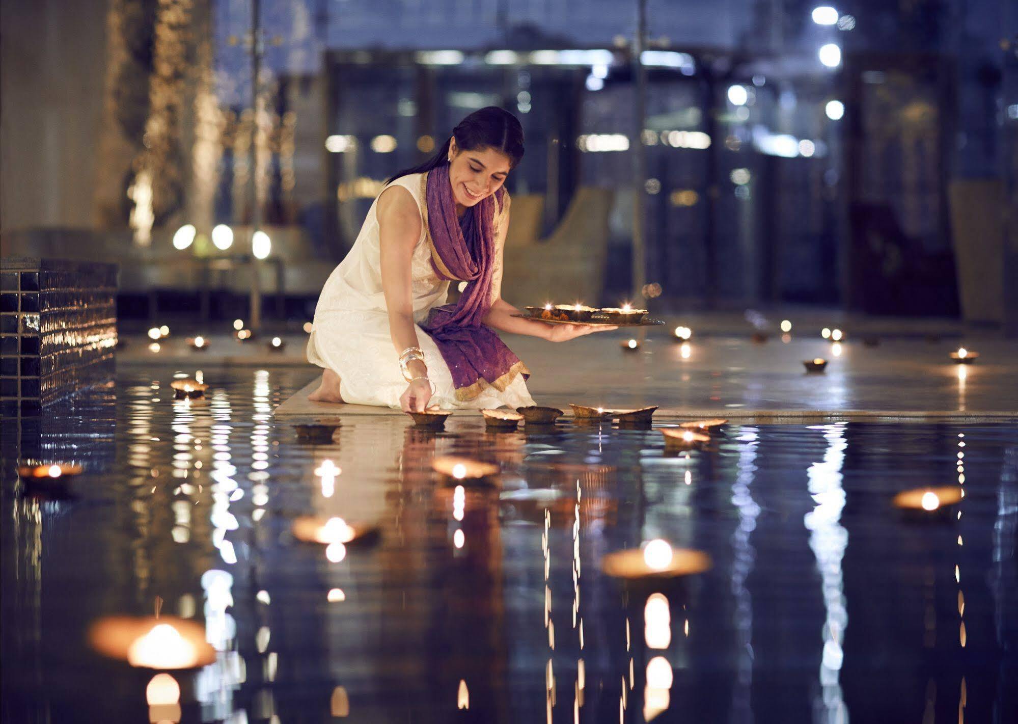 Taj Swarna, Amritsar Hotell Exteriör bild A woman lighting a diya