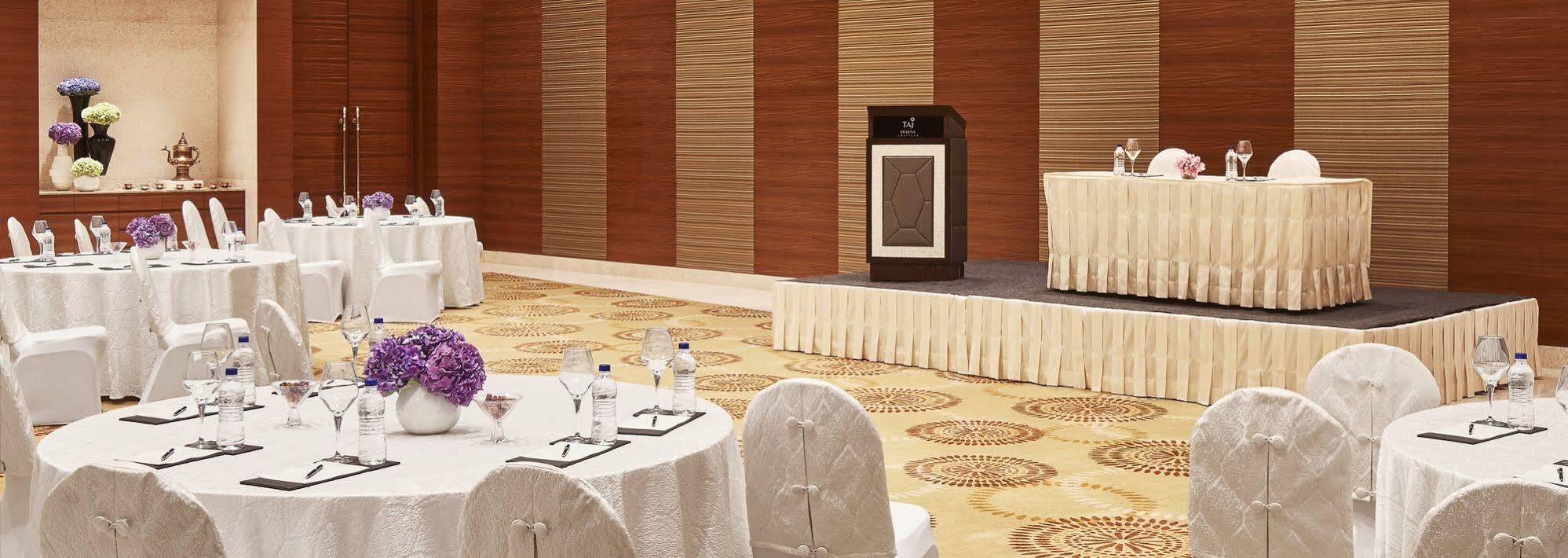Taj Swarna, Amritsar Hotell Exteriör bild A podium